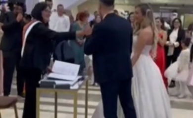 Nezaboravan trenutak sa svadbe: Umjesto “da”, MLADOŽENJA PITAO MAMU za dozvolu i nasmijao sve prisutne