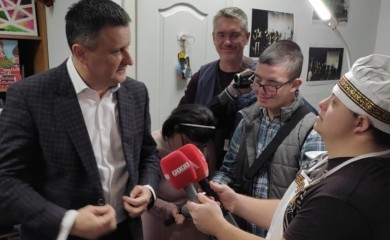 Dopremio i paketiće: Vlado Đajić uručio prvu donaciju Daun sindrom centru