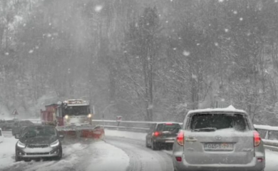 Preko Romanije snijeg, u nižim predjelima kolovozi mokri i klizavi