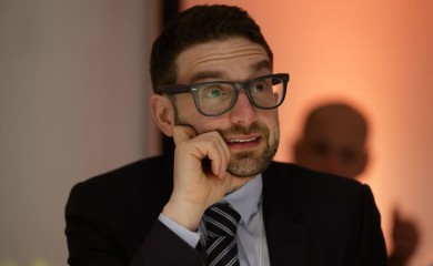 Aleks Soroš se izblamirao na WEF-u: nasljednik milijardi zapinjao u govoru, mreže gore – “pare ne kupuju harizmu!”