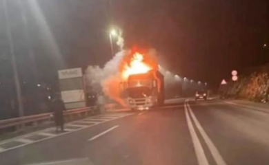 Ogroman požar zahvatio kamion u pokretu