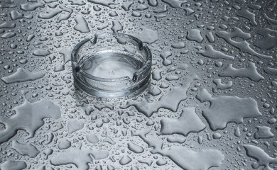 Pijana konobarica goste gađala pepeljarom