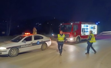 Troje mladih automobilom sletjelo u rijeku FOTO