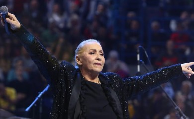 Nije samo Vesna Zmijanac "napredna": Evo ko je još od estradnjaka nastupio na SNS mitingu