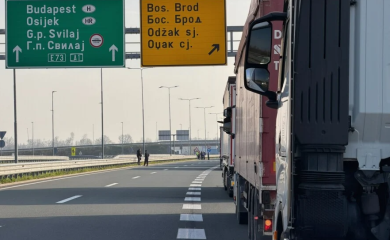 Kolone kamiona na pojedinim graničnim prelazima, počeli protesti prevoznika