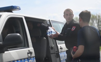 Pristiglo nekoliko hiljada ljudi! Gužva u Donjoj Gradini, policija djeci dijelila vodu