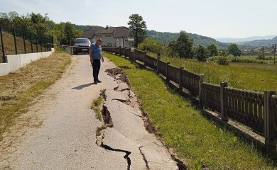 Klizište ugrozilo put i mezarje u Sanskom Mostu