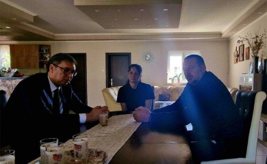 Vučić posjetio porodice ubijenih u masakru u Mladenovcu