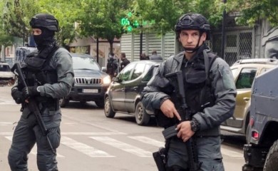 Pucnjava u Peći: Ranjene tri osobe, raspisana potjernica za napadačem, kamere sve snimile