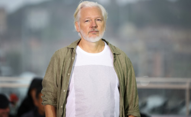 Džulijan Asanž u majici s imenima ubijene djece Gaze na crvenom tepihu