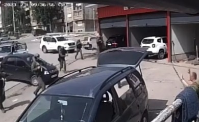 Objavljen snimak hapšenja Srbina: Opkolili ga džipovima i priveli ga ispred perionice