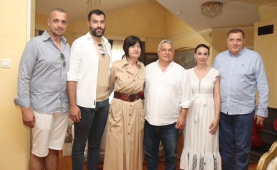 Druženje na imanju: Dodik sa članovima porodice ugostio Orbana (FOTO)