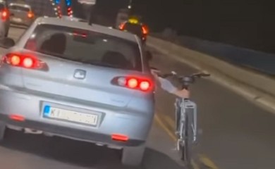 Saobraćajna "akrobacija" na Brankovom mostu (VIDEO)