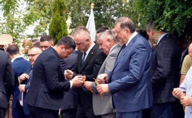 Za proboj koridora život dalo 888 heroja: Na Dugoj Njivi služen parastos i položeni vijenci poginulim srpskim ratnicima