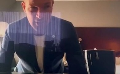 Muž Blanke Vlašić javio se uživo za emisiju iz hotela, iza njega provirile ženske noge VIDEO