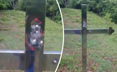 Pucano na pravoslavni krst i groblje u Travniku