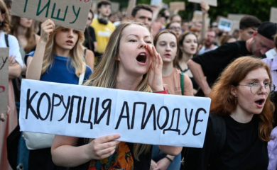 Zelenski potpisao kontroverzni zakon, ljudi izašli na ulice: Najveći protest u Kijevu od početka rata