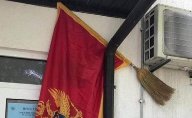 Crnogorska zastava na biračkom mjestu okačena na metli