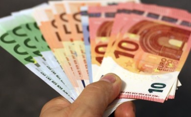 Službenici od državljanina Srbije na aerodromu oduzeli 19.900 evra