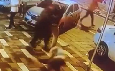 Šokantan snimak: Skočio sa trećeg sprata tokom zemljotresa i preživio VIDEO