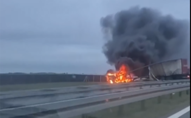 Teška saobraćajka na auto-putu, dva šlepera u plamenu (VIDEO)