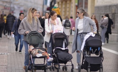 Pad nezaposlenosti ili nataliteta? Broj korisnika materinskog dodatka manji za 700