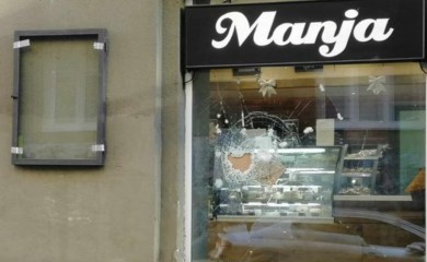 Razbijen još jedan izlog pekare Manja u Sarajevu (VIDEO)