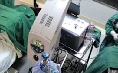 Isplivao snimak: Hirurg tukao ženu tokom operacije (VIDEO)