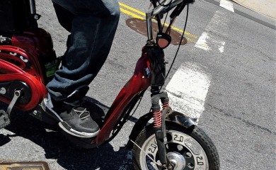 Osamdesetjednogodišnjak jurio električnim trotinetom po trgu pa pao