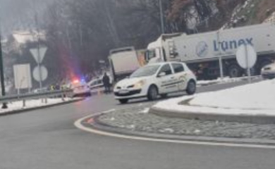 Saobraćaj u kolapsu: Sudarili se kamion i šleper, više povrijeđenih