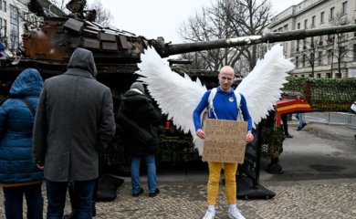 Tenk ispred ruske ambasade: Pristalice Ukrajine se skupile na obilježavanju godišnjice rata