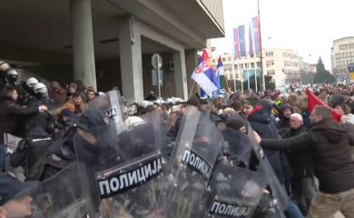 LETJELA JAJA NA POLICIJU: Novi Sad bira novog gradonačelnika, haos ispred gradske Skupštine