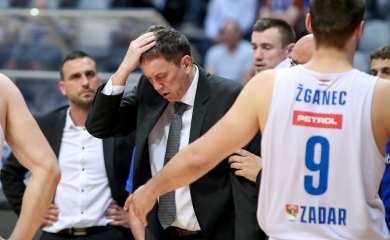 Prekinut meč Zadara i Igokee, trener pogođen u glavu
