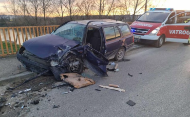 Sudar “BMW” i “golfa”: Dvije osobe povrijeđene, prebačene u bolnicu