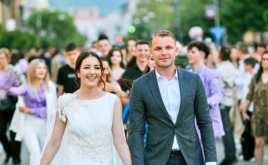 Stanivuković bio pratnja maturantkinji, jedan detalj mnoge zbunio: Mislila sam ti čestitati