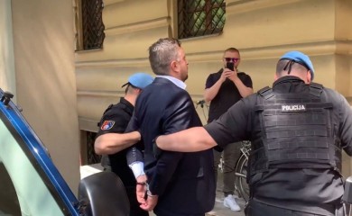 Ambasador Skaka s lisicama na rukama sproveden u Tužilaštvo (VIDEO)