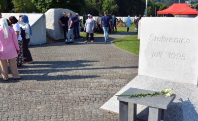 ŽIVI, A “SAHRANJENI” Objavljen spisak ljudi čija su imena uklesana u Potočarima, a koji imaju prebivalište u BiH i inostranstvu