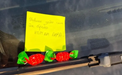 Ogrebao auto Banjalučanki pa ostavio bombone i poruku: “Nemam para”