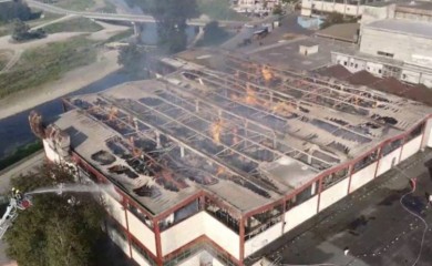 Izgorjela gotovo cijela hala „Celeksa“, borba sa plamenom još traje