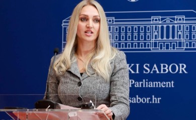 Jedna od najzgodnijih hrvatskih političarki objavila fotografiju iz bazena