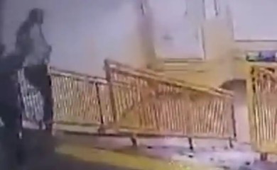 Uznemirujuće! Tinejdžer se prikrada djevojčici iza leđa i puca joj u glavu! VIDEO