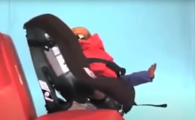 Kada je hladno ovako ne smijete da vozite dijete u autosjedalici (VIDEO)