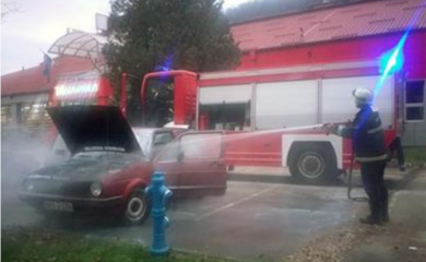 Golf dva gorio na parkingu