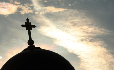 Krste se kada prolaze pored crkve: Da li ovaj običaj ima veze sa pravoslavljem