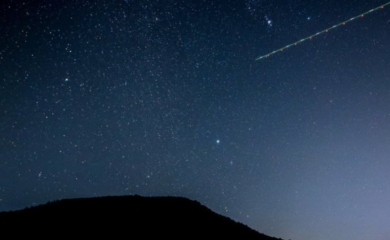 U selo kod Mrkonjić Grada pali komadi meteorita (VIDEO)