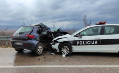 Teška saobraćajka: Poginula jedna osoba, tri policajca povrijeđena (VIDEO)
