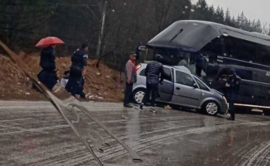 Šest osoba povrijeđeno u sudaru: Automobil podletio pod autobus sa igračima Veleža