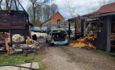 Požar u Bijeljini, izgorjela magaza i mercedes