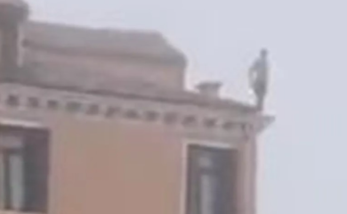 Policija traga za muškarcem: Skočio sa krova zgrade u kanal u Veneciji (VIDEO)