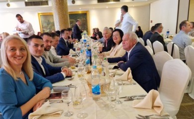 Ujedinjeni uz slavsku trpezu: Pogledajte ko je sve stigao na ručak u hotel Bosna u Banjaluci